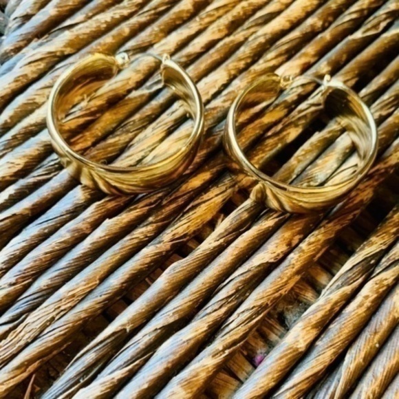 ✨✨Chunky Gold Tone Hoops ✨✨ - Picture 5 of 9